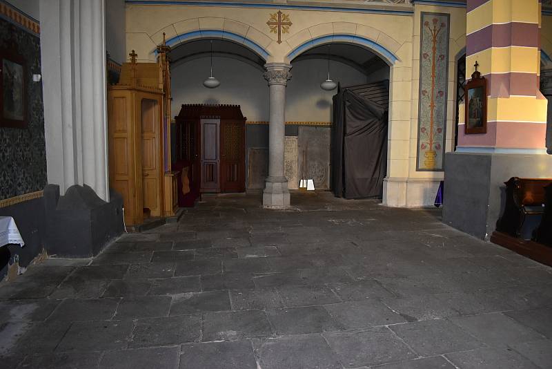 Interiér rakovnického kostela sv. Bartoloměje nabízí množství cenných památek, které si zaslouží svoji péči. V plánu je nyní dokončení obnovy pískovcové dlažby, ale také restaurování dveří do sakristie či nové osvětlení kostela.
