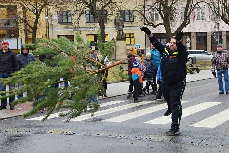 Soutěž v hodu vánočním stromkem v Novém Strašecí.