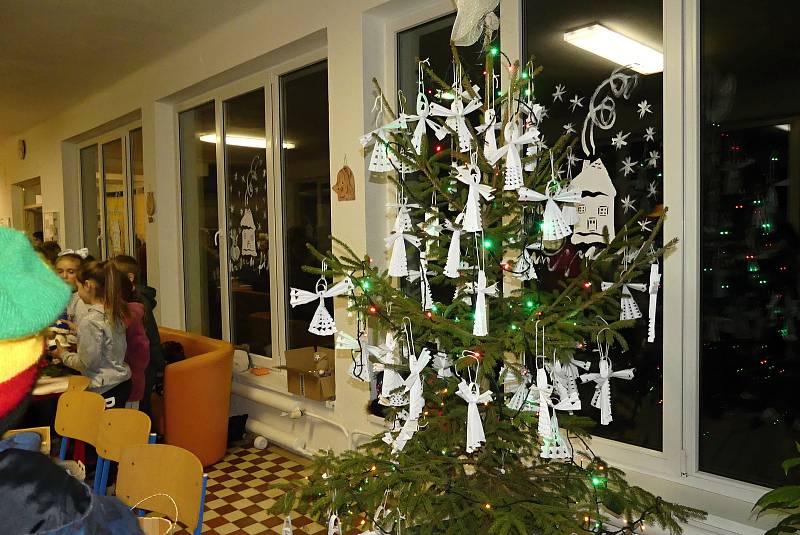 Z adventního jarmarku a rozsvícení vánočního stromu v Šanově.