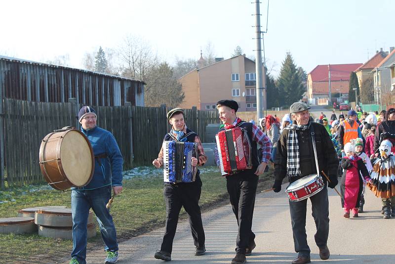 Lužnou prošly nejrůznější masky. Do rytmu jim cestou hrála hudební kapela v podání místních občanů.