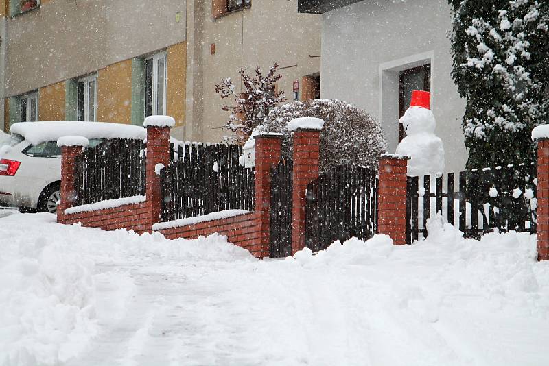 Ulice Rakovníka zasypal mohutný příval sněhu. Děti měly radost, údržbě městských komunikací a řidičům zkomplikoval nedělní den.