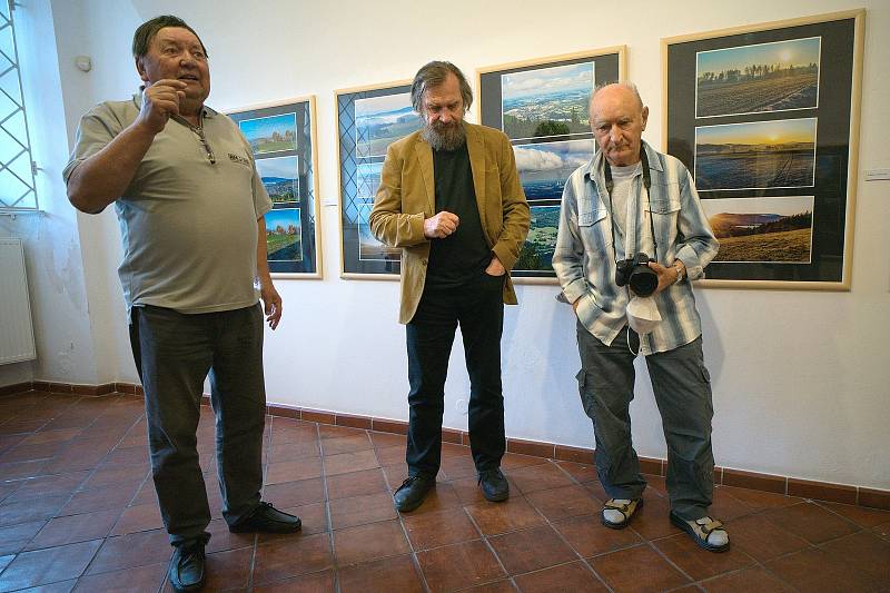 Vernisáž Josefa Chrástky ve výstavní síni rakovnické radnice.