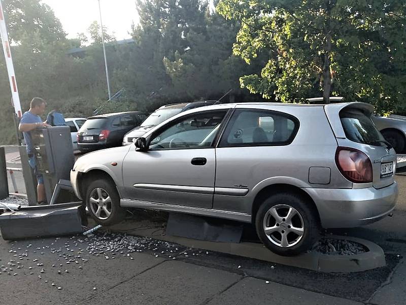 Nehoda automobilu na ostrůvku před stojany se závorami u Lidlu v Rakovníku.