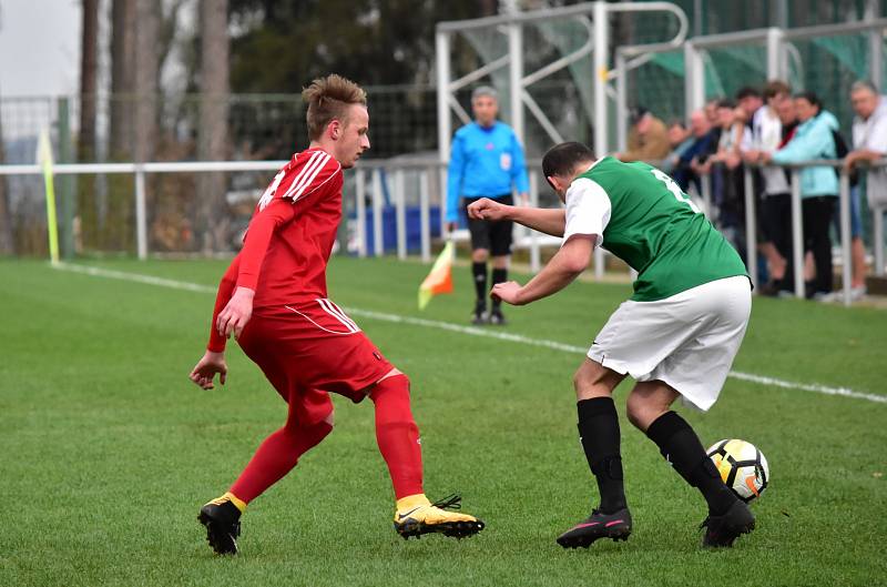 Fotbalisté Nového Strašecí padli ve Lhotě 1:5.