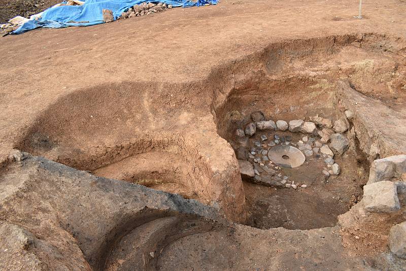 Archeologický výzkum u Nesuchyně se chýlí ke konci. Jedním z posledních nálezů je zaniklý zájezdní středověký hostinec.