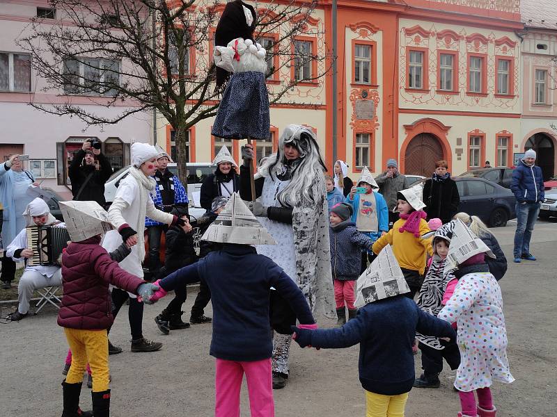 Masopust ve znamení "Hajdy do peřin" v režii rakovnického Domu dětí a mládeže přinesl nejen průvod z Čermákových sadů na Husovo náměstí, ale i spoustu pestrobarevné zábavy s připomenutím tradic v podání souboru Borůvky.