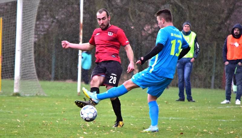 Šlágr okresního přeboru: Lužná (v červeném) - Senomaty 1:1.