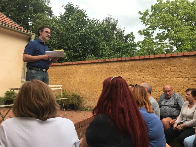 Publicista Roman Hartl v rakovnické Roubence.