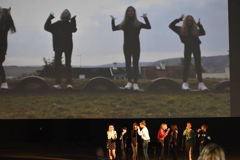 Kapela The Smallpeople vystoupila v rakovnickém letním kině při promítání klipů, které děti vytvořily v době lockdownu.