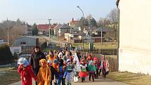 Lužnou prošly nejrůznější masky. Do rytmu jim cestou hrála hudební kapela v podání místních občanů.