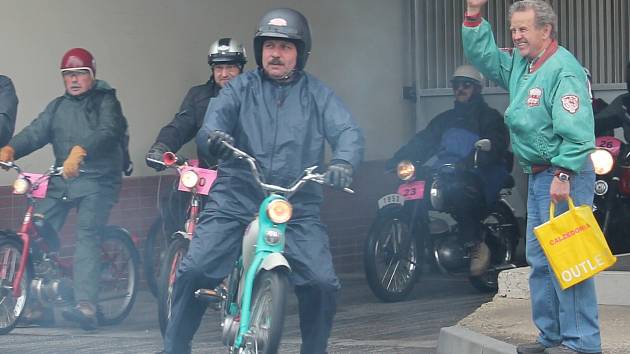 Miroslav Pancner zdraví mopedy vyjíždějící ze "Stadionky" při tradiční spanilé jízdě na červnovém srazu mopedů v Rakovníku