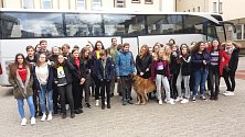 Český autobus s rakovnickými gymnazisty po příjezdu do Kaiserslauternu, vpravo stojí dívky ze St. Franziskus Gymnasium Kaiserslautern.