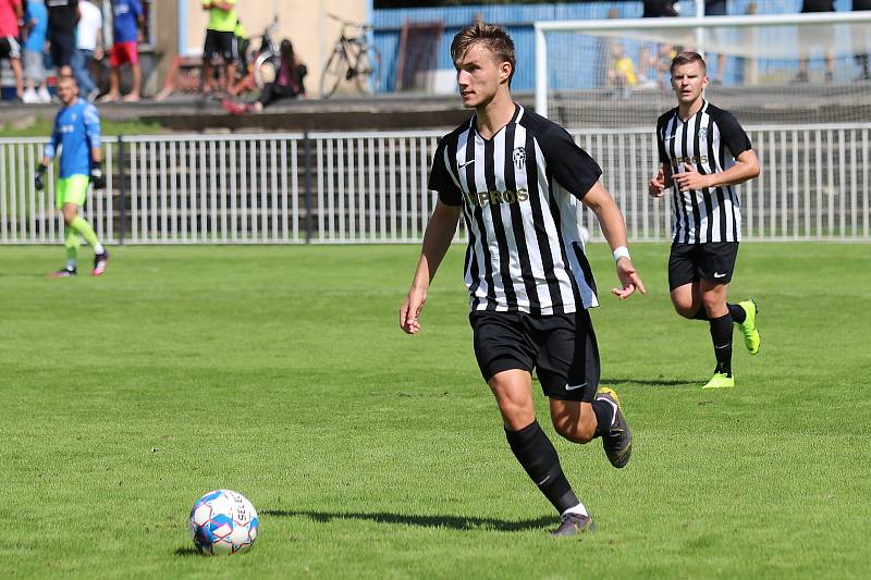 Druhé kolo ČFL: Rakovník (ve žlutém) doma se štěstím uhrál remízu 1:1 s Admirou Praha.