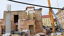 Na výstavbě Víceúčelového studijního a společenského centra v Rakovníku se pracuje již téměř pět měsíců.