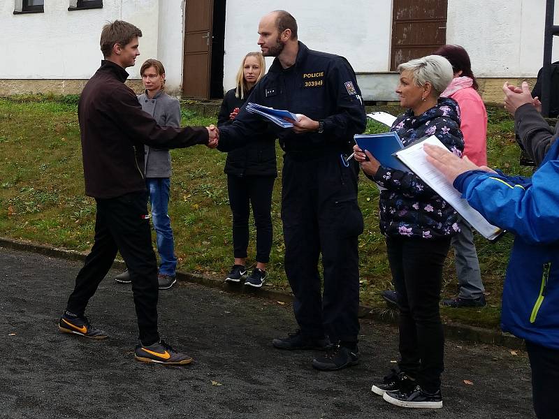 Přes bariéry s policií připravila středočeská policie ve spolupráci s Pojišťovnou Ministerstva vnitra ČR 211, nadací Konto Bariéry.