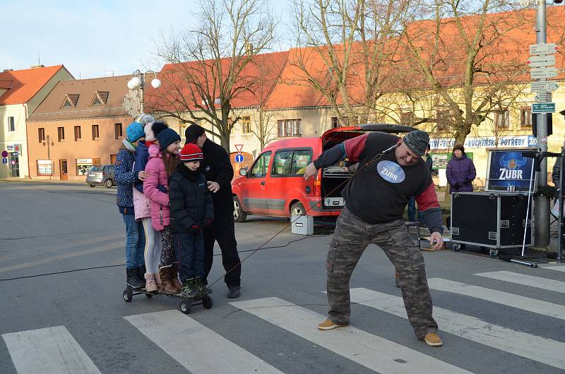 V Novém Strašecí soutěžili v hodu vánočním stromkem.