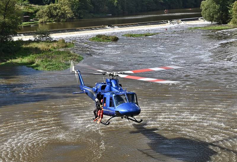 Letečtí záchranáři HZS Středočeského kraje cvičili záchranu osob z vody