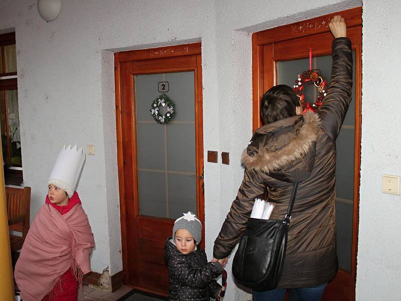 Tři králové v doprovodu Jitky Janouškové navštívili mj. i pečovatelský domov ve Vysoké ulici.