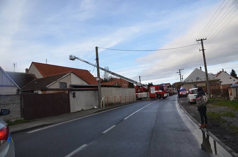 Požár opuštěného rodinného domu obývaného bezdomovci v obci Velké Přítočno na Kladensku.