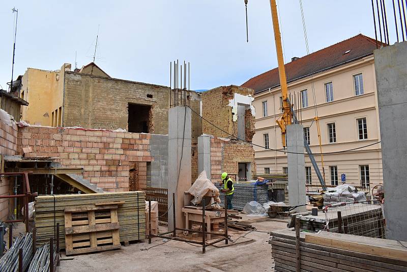 Na výstavbě Víceúčelového studijního a společenského centra v Rakovníku se pracuje již téměř pět měsíců.