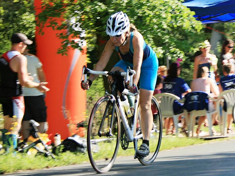 Buckův triatlon letos absolvovalo 77 sportovců.