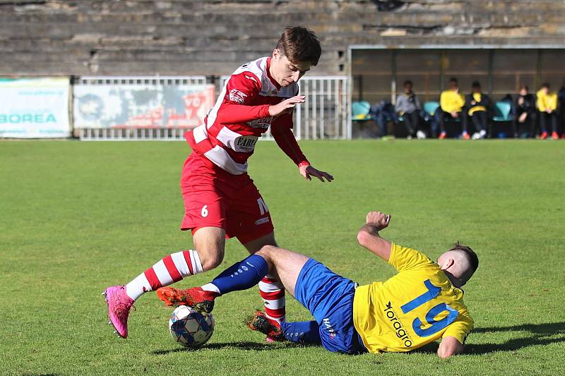 SK Rakovník (ve žlutomodré kombinaci) porazil v důležitém utkání ČFL Povltavskou FA 3:1.