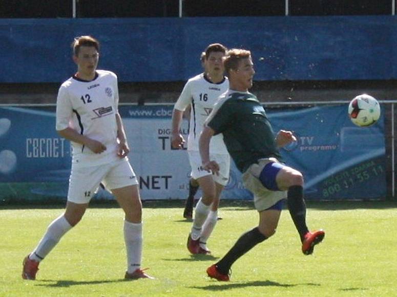 Starší dorost SK Rakovník (v zeleném) potvrdil v KP pozici favorita a Králův Dvůr porazil 3:0. 