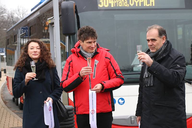 Na autobusovém nádraží v Rakovníku se ve čtvrtek konala menší slavnost k integraci dopravy.