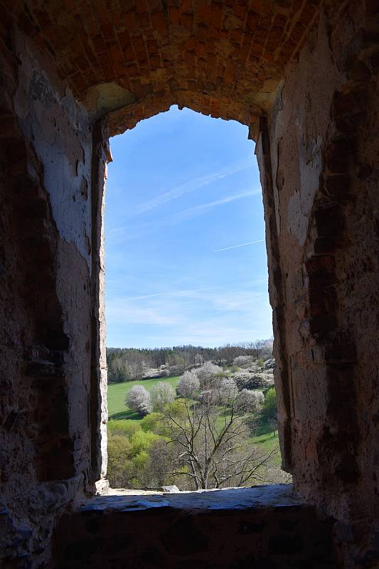 Krásné počasí přilákalo na Krakovec stovky turistů.