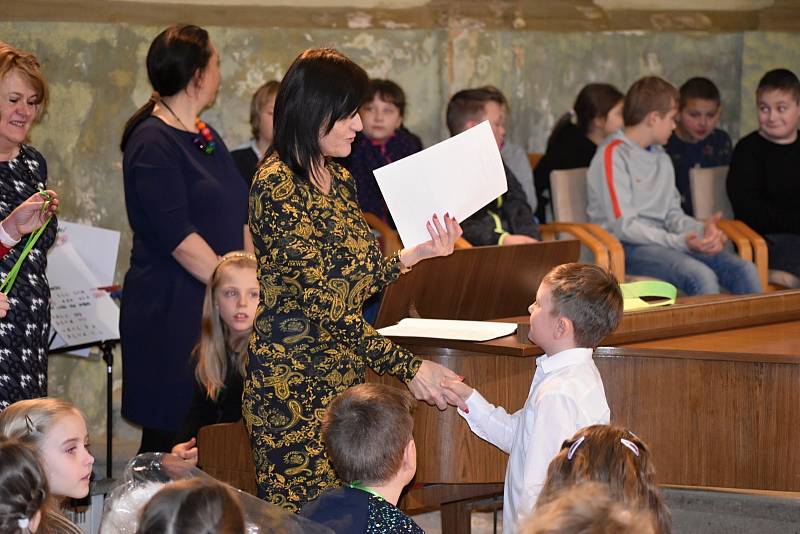 Slavnostní předávání pololetního vysvědčení prvňákům 2. základní školy v rakovnické synagoze.