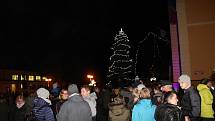 Ze slavnostní rozsvícení vánočního stromku v Lánech.