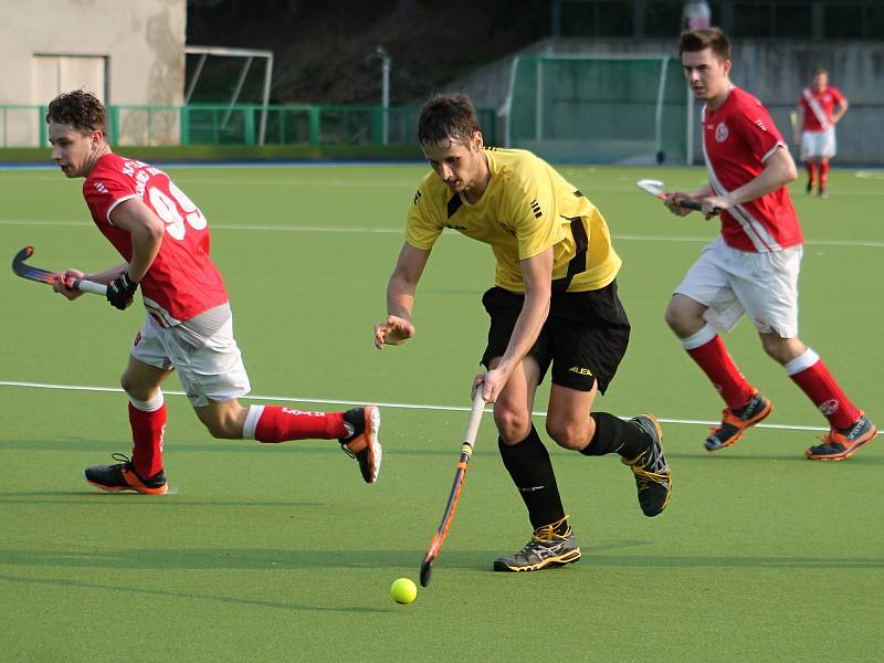 Pozemní hokejisté HC 1972 Rakovník porazili Hradec 5:4.