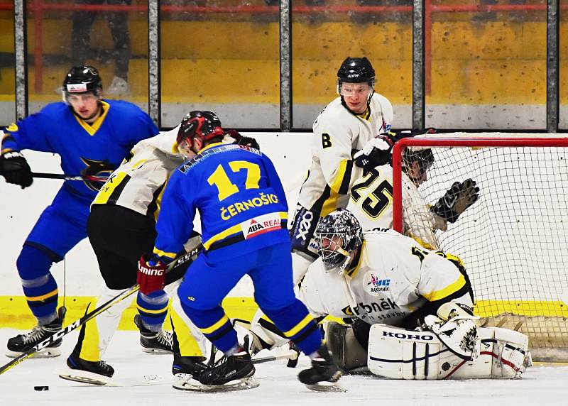 Hokejisté HC Rakovník porazili v prvním čtvrtfinálovém duelu Černošice 5:4.