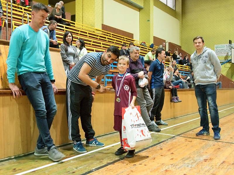 Mládežnický turnaj v sálové kopané - KIK Cup ovládli mladíci ze SKP Rakovník.