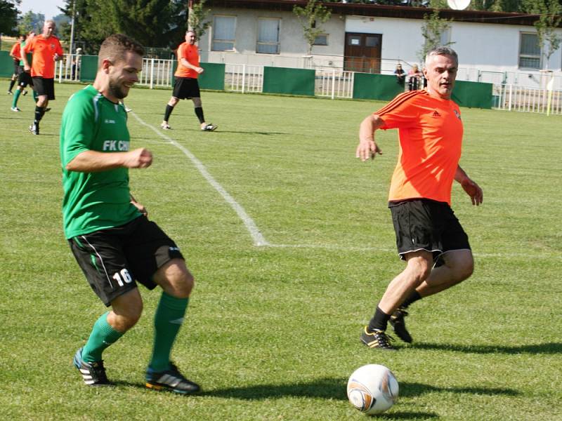 V Mutějovicích se v rámci oslav 680 let obce konalo přátelské utkání mezi dosavadními a bývalými hráči, které bylo zároveň rozlučkou Chmelařů s fotbalem, neboť od příští sezony už v žádné ze soutěží nastupovat nebudou.