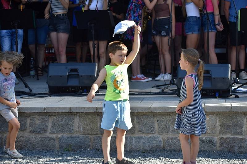 Koncert kapely The Smallpeople v Letním kině v Rakovníku.