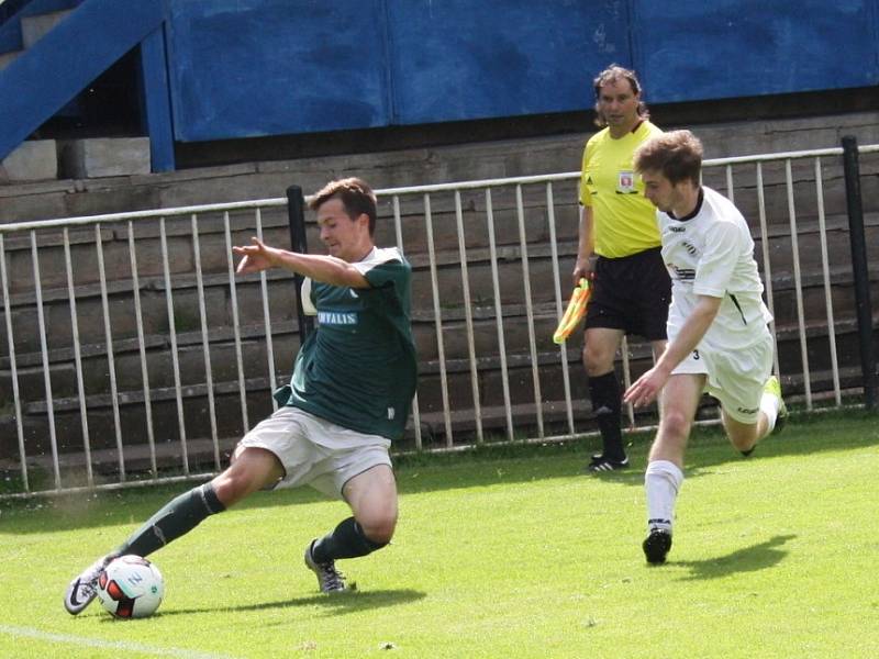 Starší dorost SK Rakovník (v zeleném) potvrdil v KP pozici favorita a Králův Dvůr porazil 3:0. 