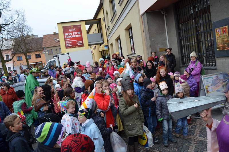 Masopust v Novém Strašecí pořádá místní ZUŠ, soutěží o nejlepší masopustní buchtu.