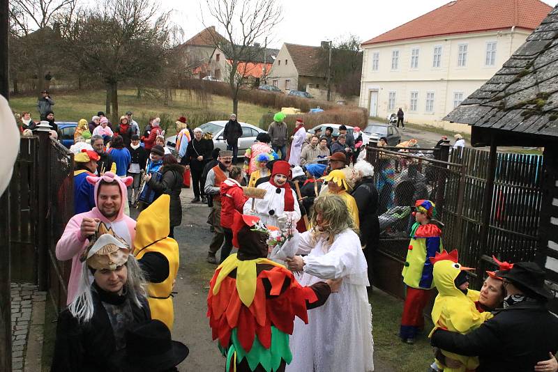 Průvod čítal okolo šedesáti masek, vycházelo se od hospody, kde se také po dvou hodinách končilo a začínalo se losovat o nejhezčí masky.