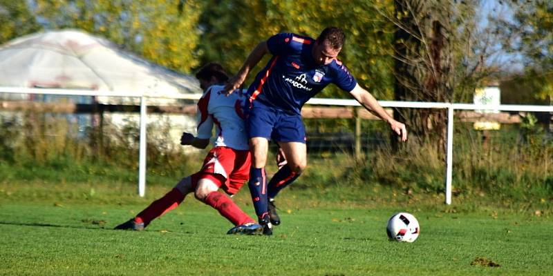 Pavlíkovu (v bílém) se v okresním přeboru moc nedaří a s oslabeným Městečkem uhrál jen remízu 1:1. Za hosty chytal jejich nejproduktivnější borec Petr Šnídl.