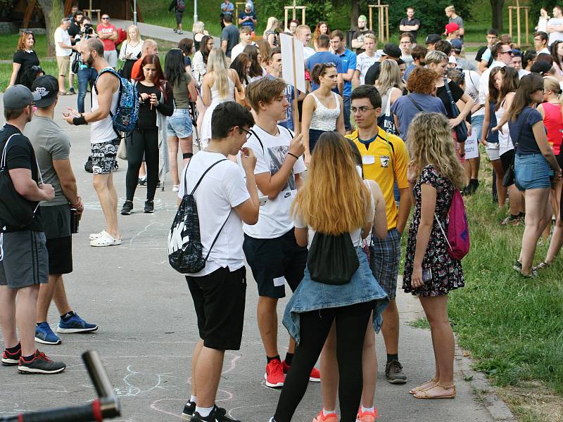 Studenti Masarykovy obchodní akademie v Rakovníku protestovali proti vedení školy.