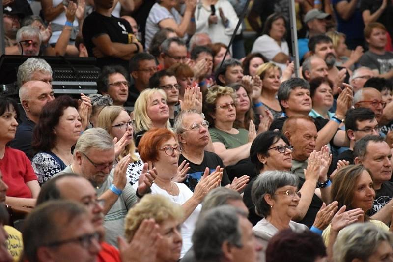 Koncert legendární rockové skupiny Olympic si přišlo do Letního kina v Rakovníku poslechnout šest set Rakovničanů.