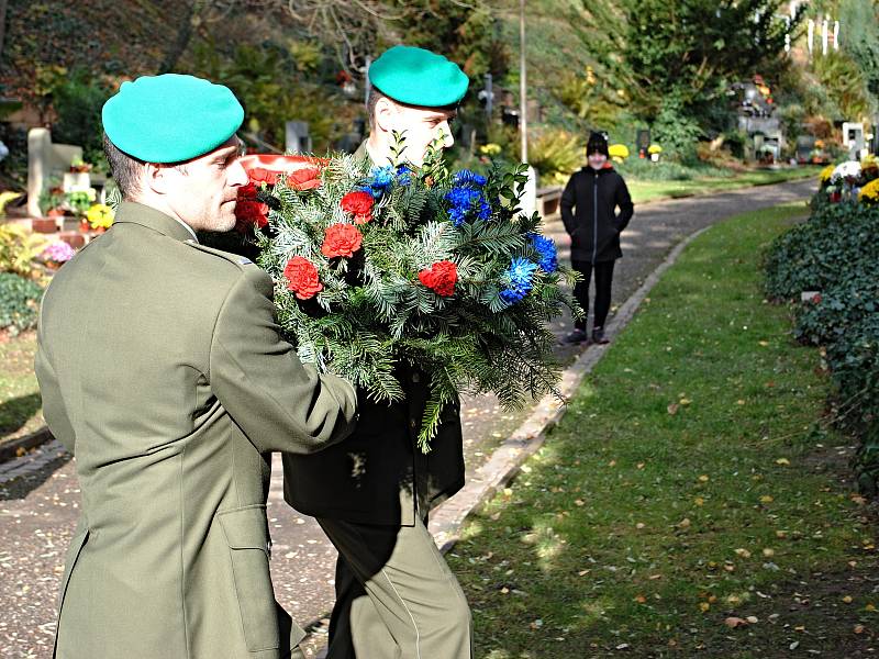 V Rakovníku si připomněli v urnovém háji Den válečných veteránů.