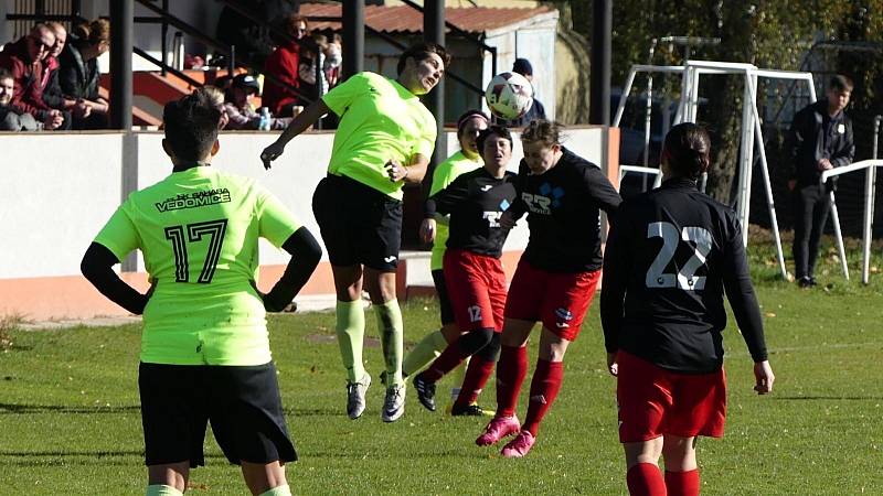 Ženy Pavlíkova (v tmavém) porazily doma Saharu Vědomice 2:1.