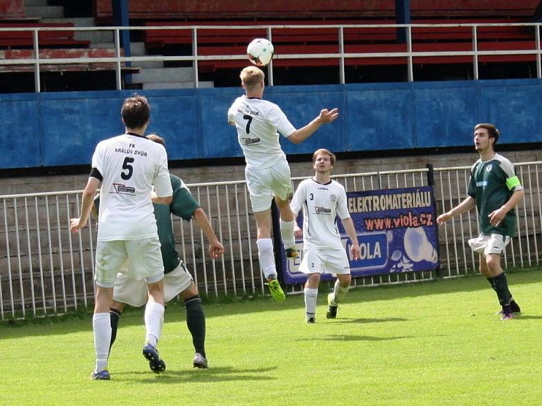 Starší dorost SK Rakovník (v zeleném) potvrdil v KP pozici favorita a Králův Dvůr porazil 3:0. 