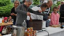 Při letošním Gulášfestu v Lánech soutěžilo sedm týmů. Guláše hodnotila pětičlenná porota. Zvítězil tým z lánského divadla a tím obhájil loňské prvenství.