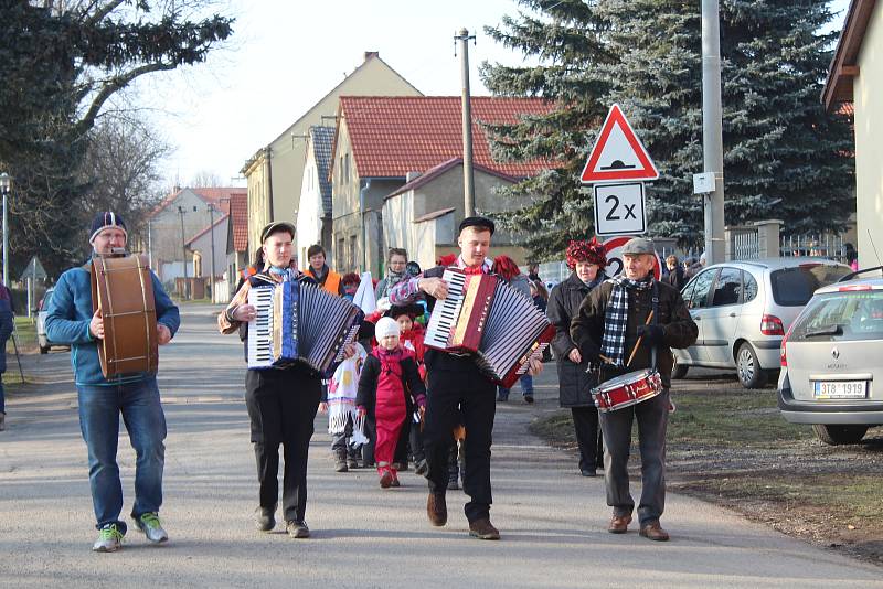 Lužnou prošly nejrůznější masky. Do rytmu jim cestou hrála hudební kapela v podání místních občanů.