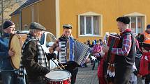 Lužnou prošly nejrůznější masky. Do rytmu jim cestou hrála hudební kapela v podání místních občanů.