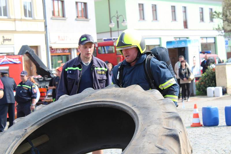 Na rakovnickém náměstí se v sobotu soutěžilo O pohár starosty Krajského sdružení hasičů.