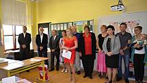 Prvňáčky ve školních lavicích ZŠ J. A. Komenského přivítal také novostrašecký starosta Karel Filip.